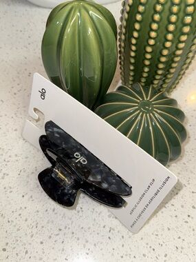 ALO Black Hairclip Tortoiseshell Illusion Claw Clip